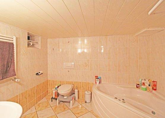 Badezimmer im Untergeschoss