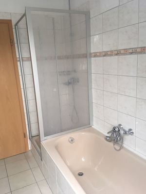 Bad Dusche und Badewanne