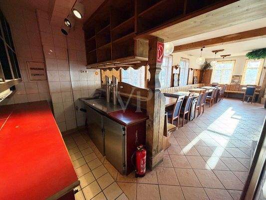 Tresen im Gastraum unten