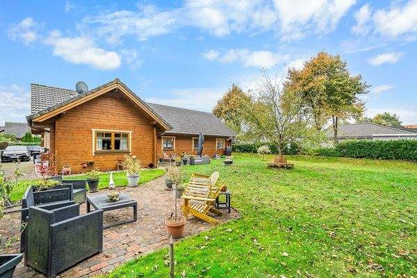 zweite Terrasse mit Gartenblick