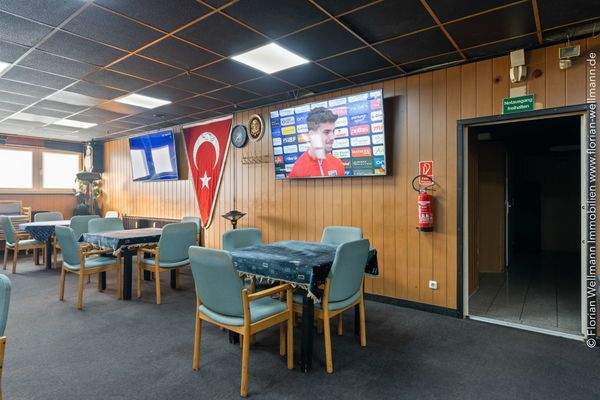 Café im Erdgeschoss.