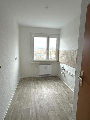 Küche mit Fenster + Fliesenspiegel