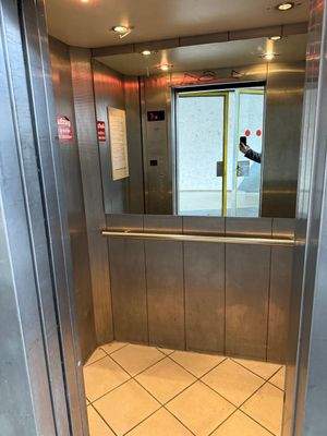 Moderner Personenaufzug