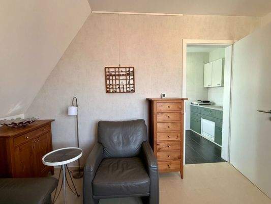 Schlaf-/Wohnzimmer mit Zugang zur Küche