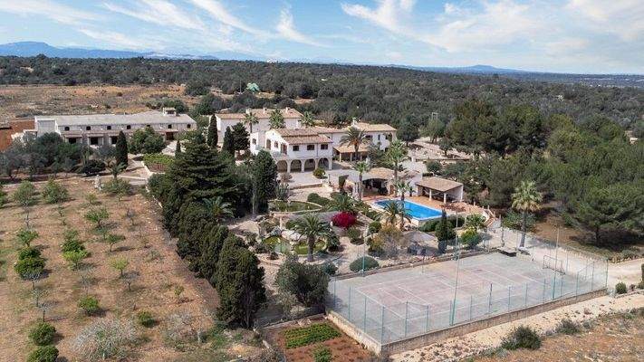 Charmante Finca mit verschiedenen Gebäuden zum Verkauf in Santanyí, Mallorca