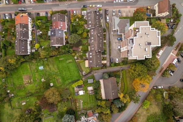 Drohnenansicht Gebäude Draufsicht mit Umgebung