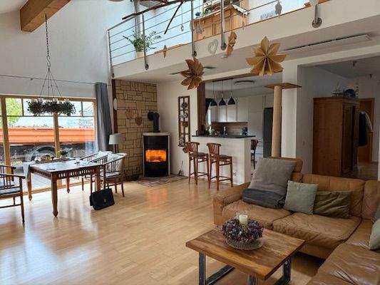 Essbereich mit angrenzender Küche.jpeg