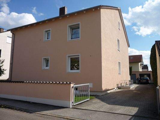 Hausansicht mit Zufahrt zu den Garagen.JPG