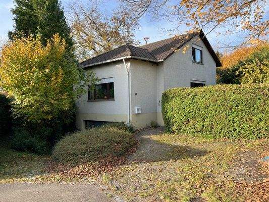 Freistehend im Grünen