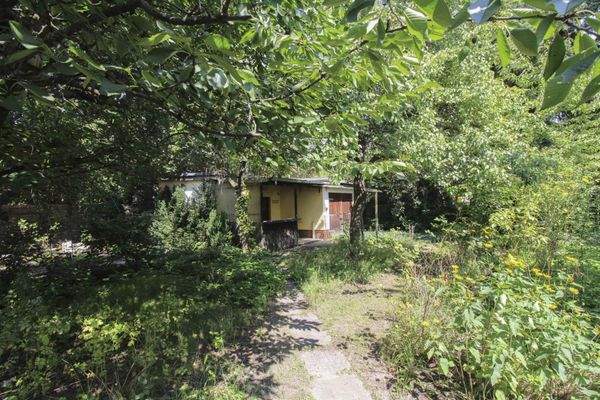 Laube auf dem Grundstück