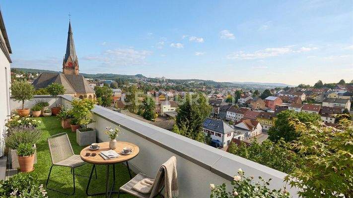 Attraktiver großer Balkon mit Fernblick über Dudweiler