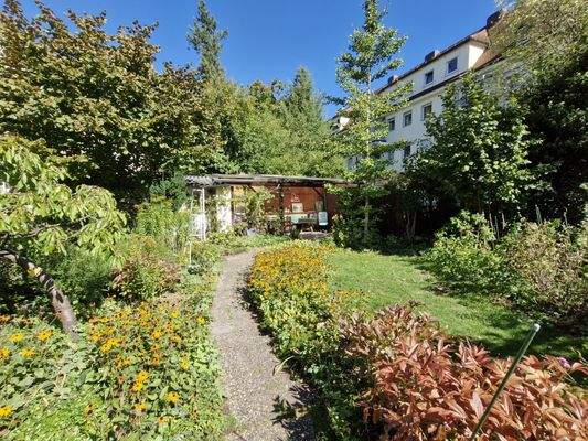 der sonnige Garten mit Freisitz und Brunnen