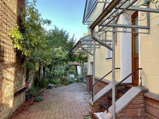 Hofeinfahrt mit Blick Richtung Garten