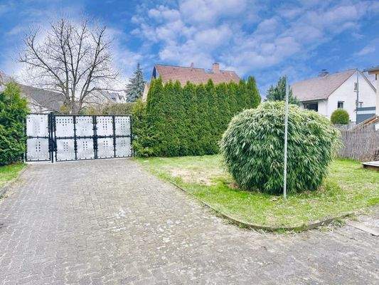Einfahrt zum Grundstück und Vorgarten