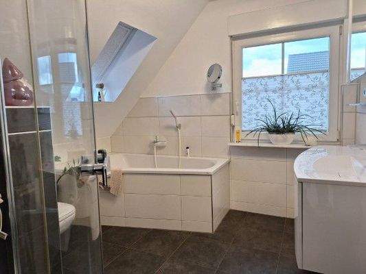 Bad mit Wanne und Dusche im Dachgeschoss
