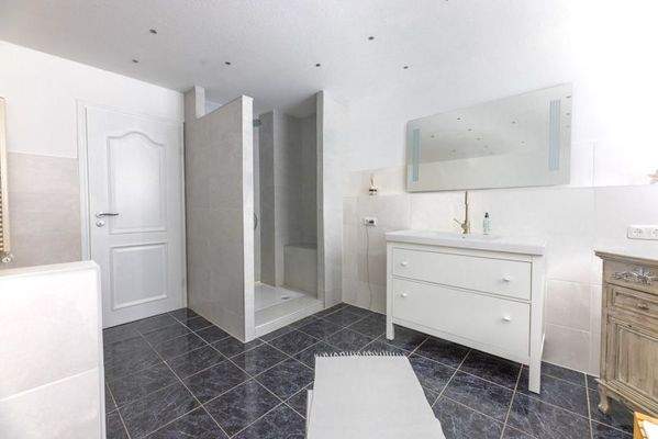 .. und moderner Dusche