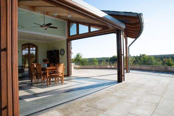 Blick auf den Wintergarten mit geöffneten Glaswänden