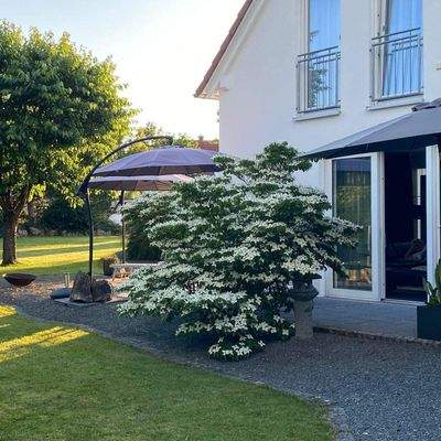 Haus Aussen mit Schirm.JPG