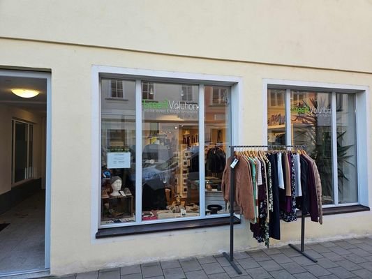 Zwei große Schaufenster