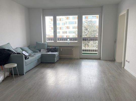 Zimmer Zug. Balkon + Küche