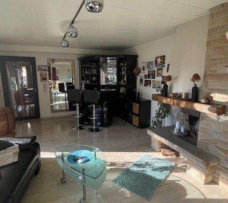 Wohnzimmer mit Kamin