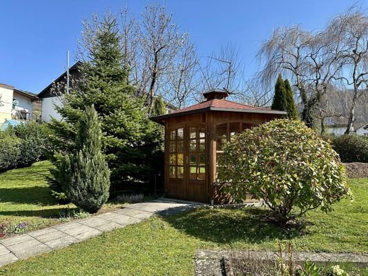 Garten mit Pavillion