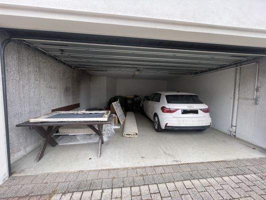 Garagenstellplatz mit elektrischem Tor