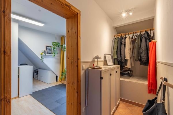 Garderobe und Zimmer 2