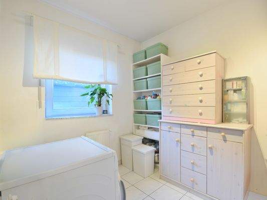 Ausreichend Abstellfläche bietet der Hauswirtschaftsraum