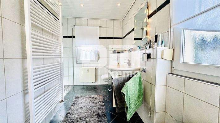 OG Bad / Wanne / Dusche ebenerdig / Handtuchwärmer