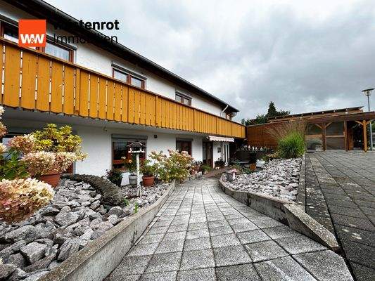 Barrierefrei: Ein gepflasterter Weg führt zum Eingang der Einliegerwohnung