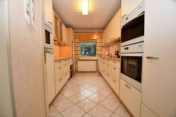 Küche mit Einbauküche