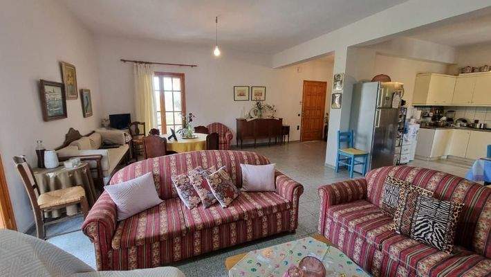 Kreta, Ammoudara bei Heraklion: Gebäude mit 3 Wohnungen zu verkaufen