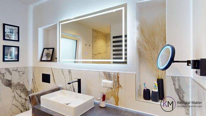 ... mit beleuchtetem Spiegel