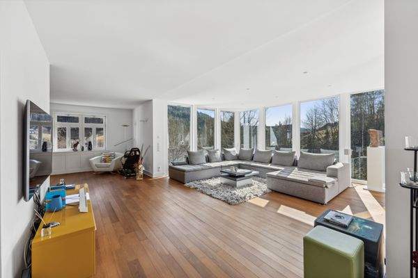 Wohnbereich mit Fensterfront 