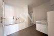 Badezimmer mit Dusche und Wanne (KI bearbeitet)