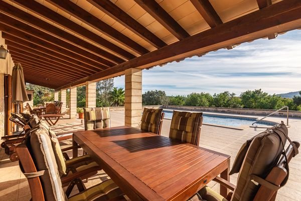 Überdachte Terrasse mit Blick auf den Pool