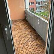 Balkon mit Holzfliesen