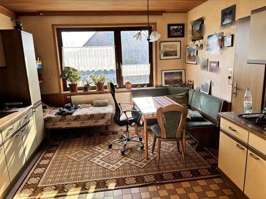 helle, viel Platz bietende Küche mit Essbereich (EG)