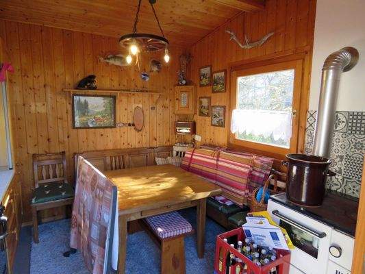 Sitzecke mit Holzofen im Gartenhaus 