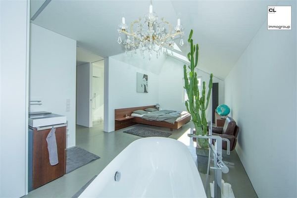Frei stehende Badewanne im "master bedroom"