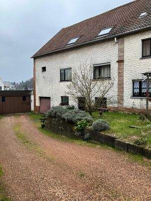 Hofeinfahrt mit Vorgarten