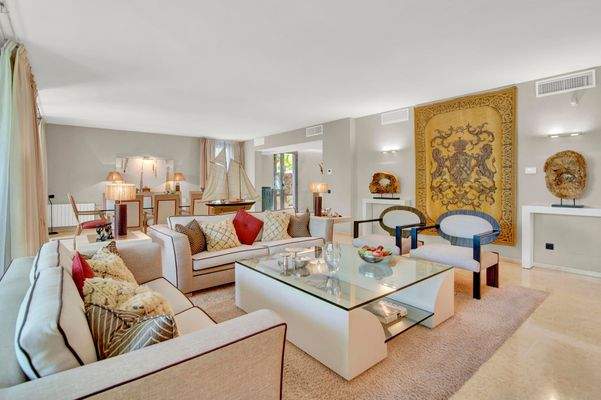 Helles und schönes Wohnzimmer 