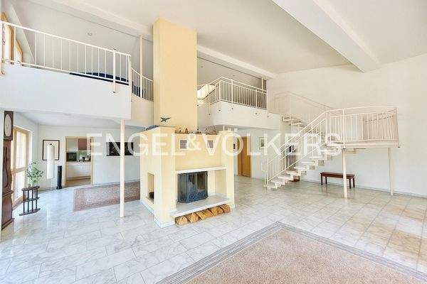 EG: Wohnbereich mit großem Kamin und wunderschöner Galerie (KI)