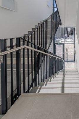 Moderne Treppe mit Geländer