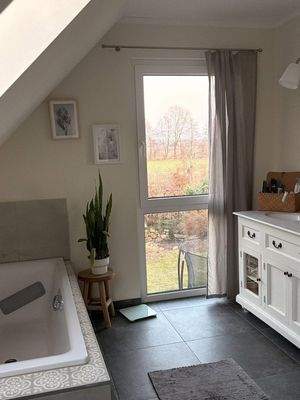 Badezimmer mit Gartenblick