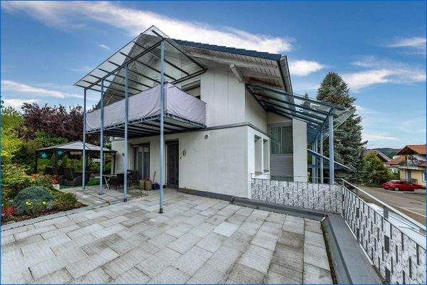 Blick von Terrasse auf Haus