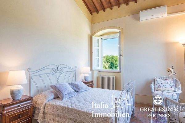 Schöne helle Villa in herrlicher Lage mit Türmchen, Pool, Weinberg und Olivenhain