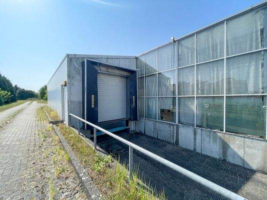 Große LKW-Tore mit einfacher Zufahrt für effizientes Be- und Entladen