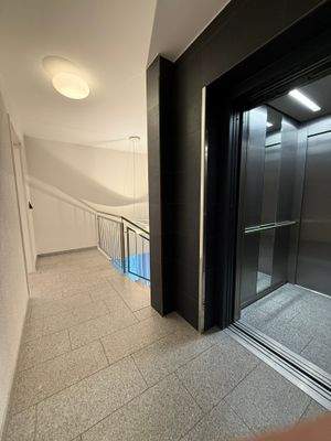 Treppenhaus / Aufzug